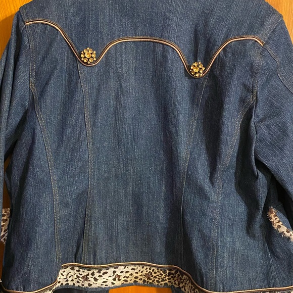 Stylish Denim Jacket - Picture 4 of 8